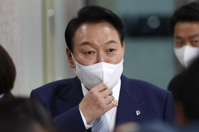 "文 사저 시위, 불법 아니라는 윤석열…이건 야쿠자 논리"