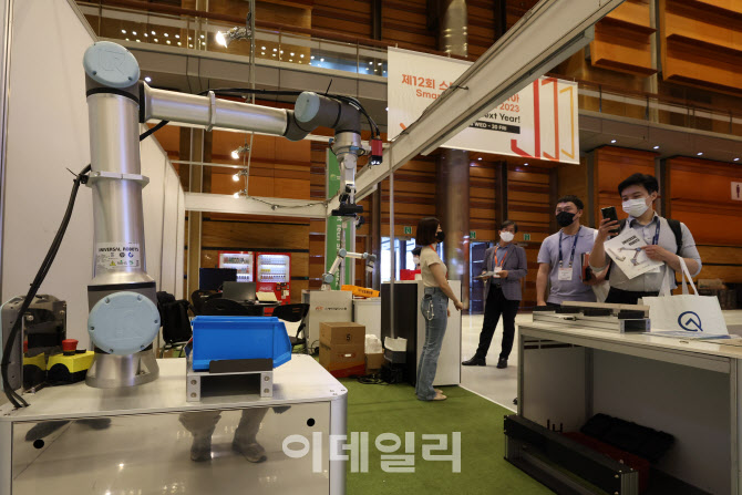 [포토]로봇팔에 대해 관심
