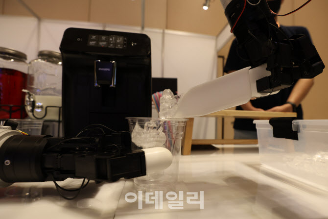[포토]얼음 따르는 로봇