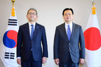 한일 외교차관 “관계 개선 필수불가결"…독도 문제는 '팽팽'