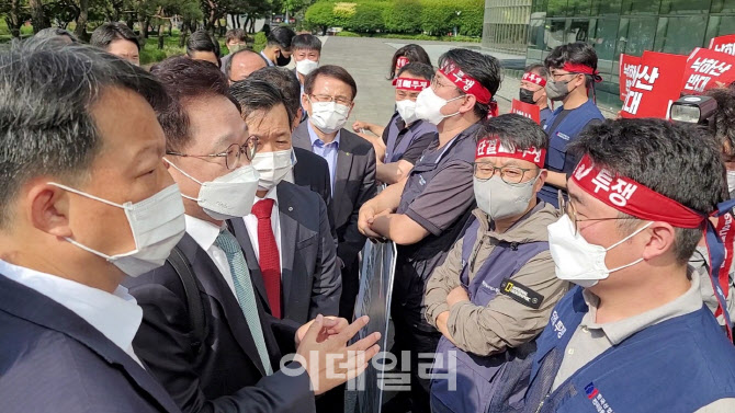 강석훈 산업은행 회장 첫 출근길, “지방이전 맞나” vs “일하러 왔다”