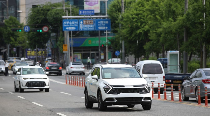 "발 묶인 타이어, 번호판 없는 車도로에"…화물연대 총파업 후폭풍(종합)