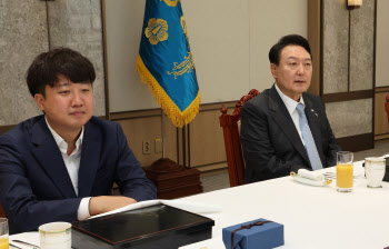 이준석 만난 尹대통령 "오랜만에 친정 식구들"…화기애애