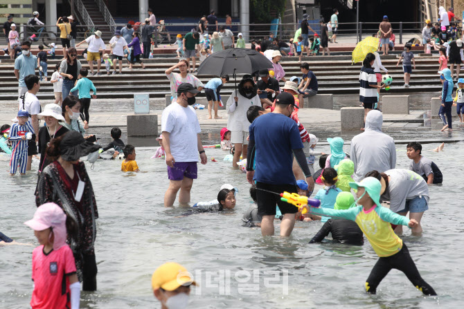 [포토]더위 식히는 아이들로 북적이는 한강공원