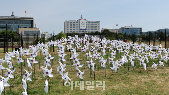 [포토]바람정원 넘어로 보이는 대통령실 청사