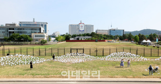 [포토]국민의 바람정원 넘어로 보이는 대통령실 청사