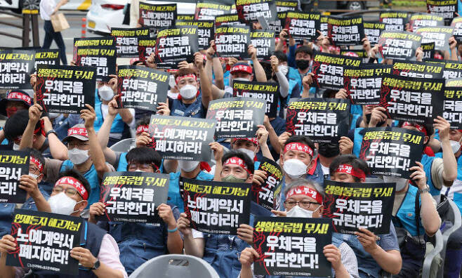 우본 “택배노조 파업 유감, ‘계약정지 조항’ 문제 없어”