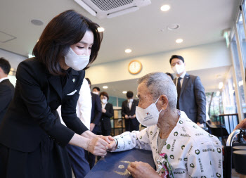 개 식용 종식 주장한 김건희 "개 먹는 나라 한국·중국뿐"