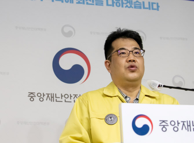 당국, 확진자 격리 해제 "아프면 쉴 수 있는 제도 조치 검토돼야"