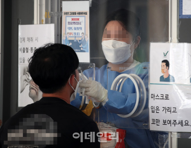 [포토] 코로나19 확진자 5개월만에 3천명대