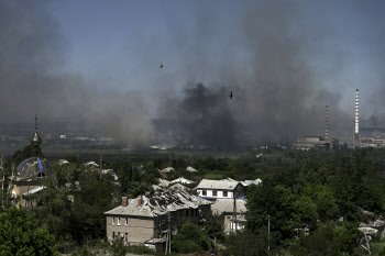 우크라군 "세베로도네츠크 도심서 밀려나"…젤렌스키 "1m마다 전투"