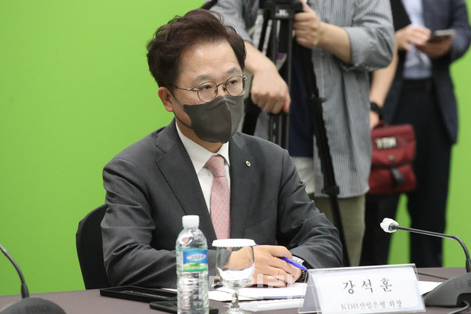[포토]간담회 참석한 강석훈 산업은행 회장
