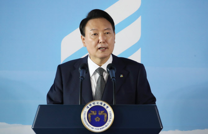 윤석열, 친구 아들 대통령실 근무 의혹에 野 "비선 활개치나"