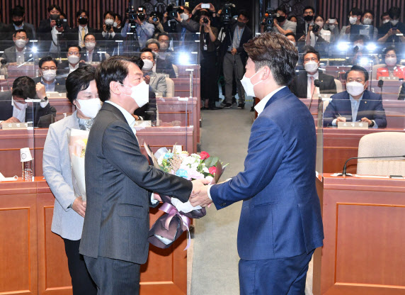 이준석-안철수 논쟁 내막…"尹심 잡게 그냥 안 두지"[배진솔의 정치사전]