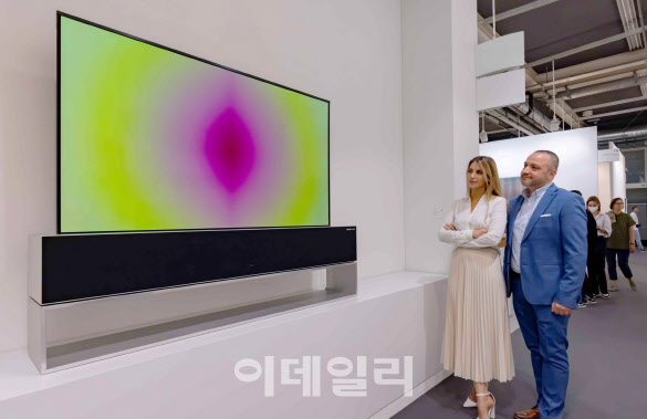LG 롤러블 TV에 '아니쉬 카푸어' 미디어아트가.."고객경험 확장"