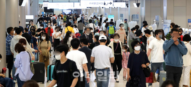 [포토]휴가객으로 북적이는 김포공항