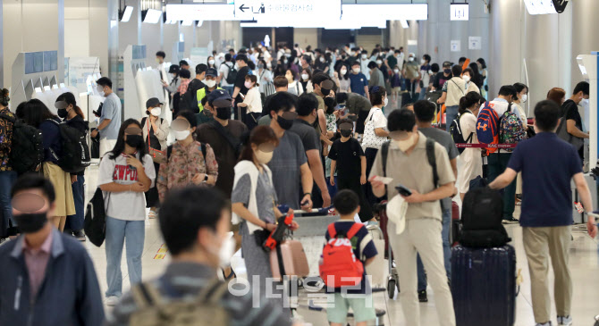 [포토]본격적인 여름 휴가철 앞두고 여객 수요 폭발