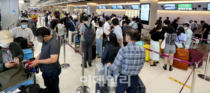 [포토]휴가철 붐비는 공항