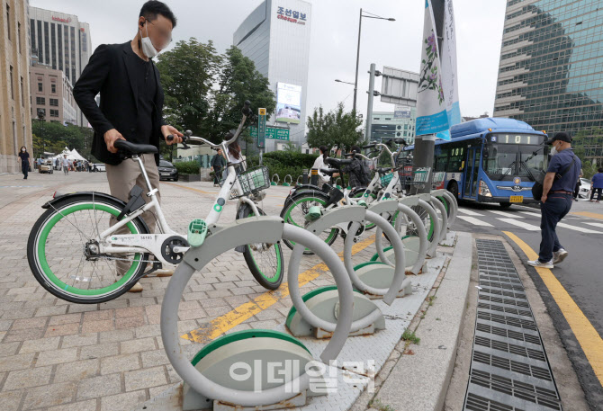 [포토]기름값 부담 ‘고유가 시대’… 자전거 출근