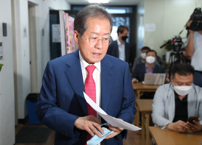 임기 고수하는 전현희에…홍준표 "도리도 모르는 후안무치"