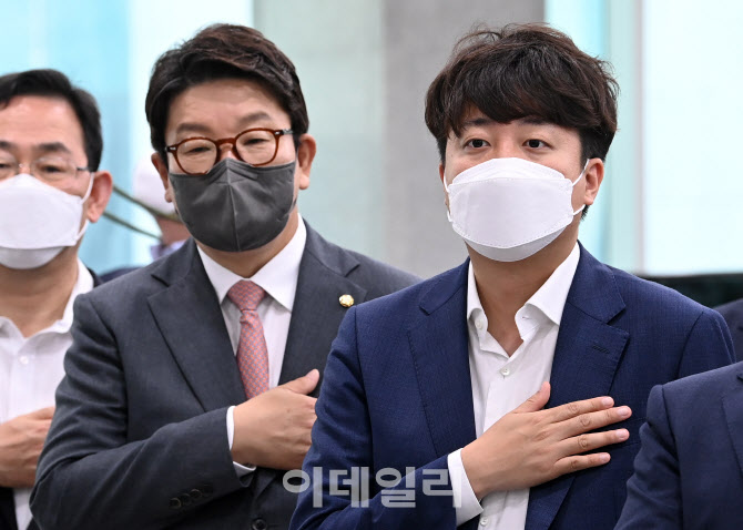 [포토]국민의례하는 이준석-권성동