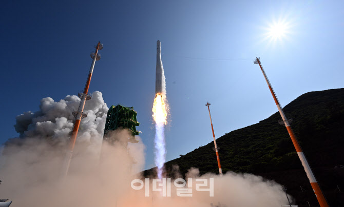 [포토]누리호, 우주강국의 꿈을 품고 솟아오르다