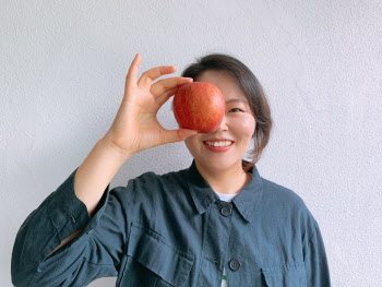 사과 한 알에 담긴 ‘상상’…그림책 작가 송선옥 원화전