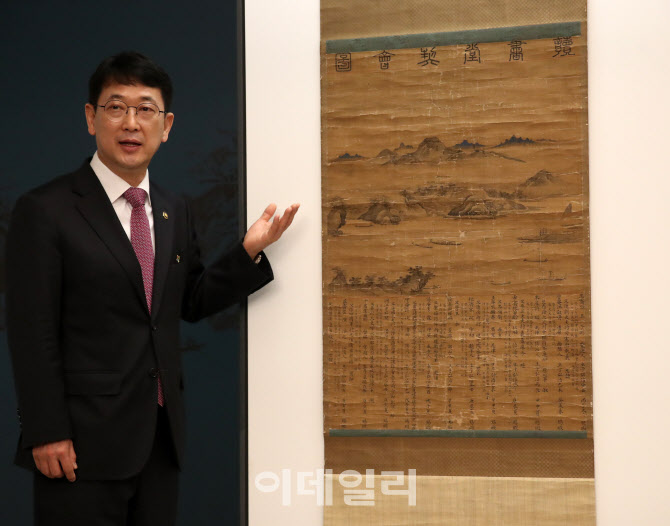 [포토] '독서당계회도' 설명하는 최응천 문화재청장