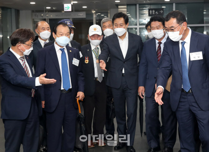 [포토] 보훈단체 엘리베이터 영접하는 오세훈 시장