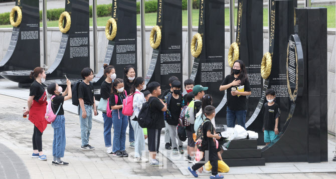 [포토]6.25전쟁 참전비 살펴보는 어린이들