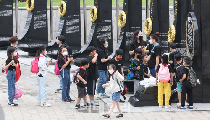 [포토]6.25전쟁 참전비 찾은 어린이들