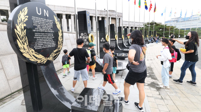 [포토]6.25 UN 참전비 둘러보는 어린이들