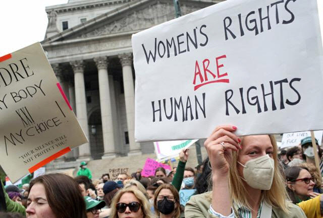 미 대법원, 낙태권 인정 판결 49년 만에 뒤집었다