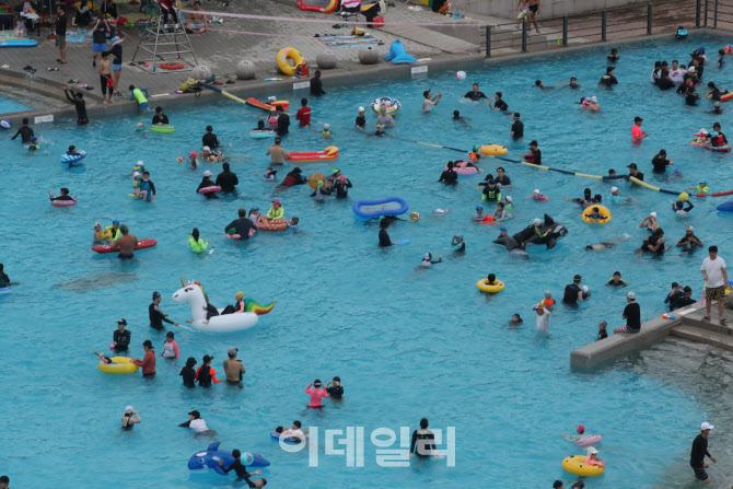 [포토]무더위에 북적이는 뚝섬 한강공원 수영장