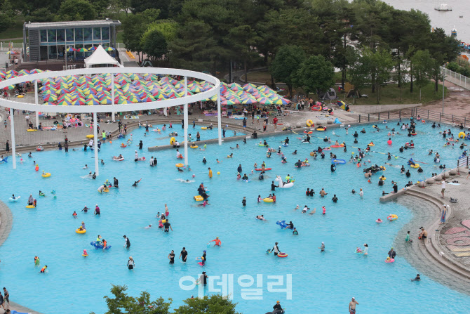 [포토]폭염에 북적이는 뚝섬 한강공원 수영장