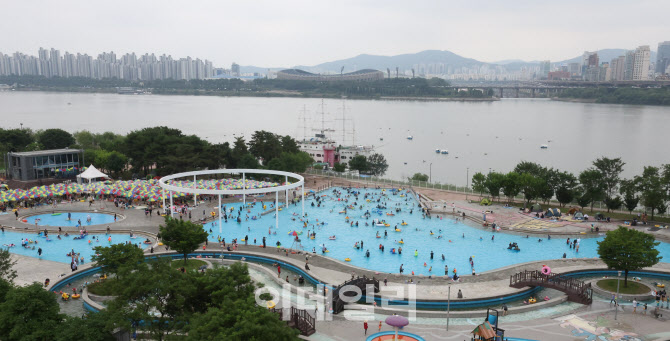 [포토]한강공원 수영장, 3년만에 개장 뒤 첫 주말