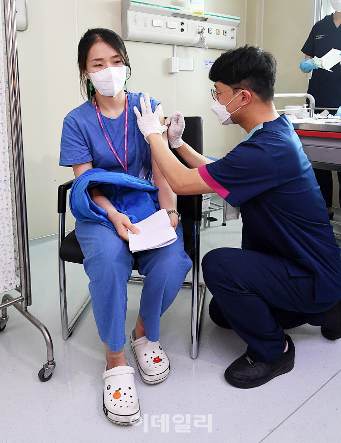 [포토]원숭이두창 대응 백신 접종받는 의료진