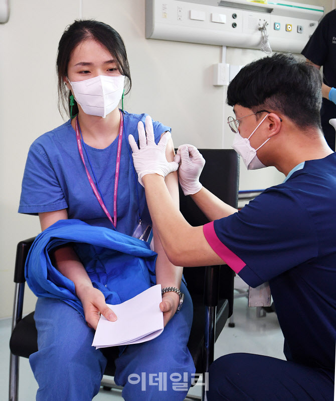 [포토]의료진부터 원숭이두창 대응 백신 접종