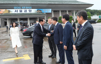 尹대통령, 與 지도부 배웅 속 첫 해외순방…이준석 불참