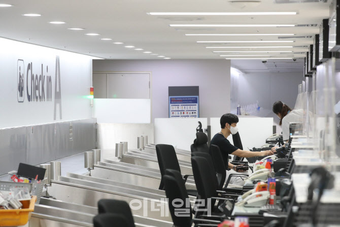 [포토]하네다 노선 운항 재개, 분주한 직원들