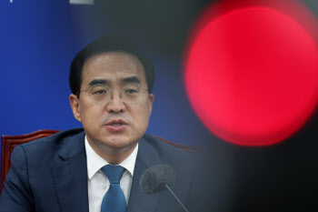 野, `필리핀 행` 권성동 맹폭 "`배 째라` 전략"(종합)