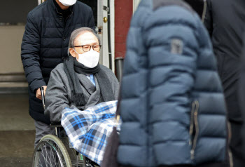 이명박 일시 석방…권성동 "늦었지만 다행"