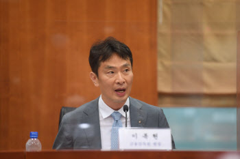 이복현 금감원장 “자본시장 안정 도모·투자자 보호” 강조(종합)