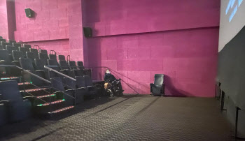 영화관은 맨 앞, 공연장은 맨 뒤…찬밥자리는 ‘장애인석’