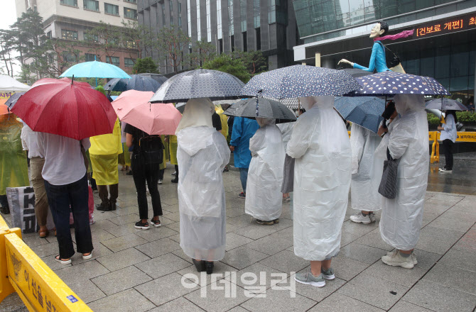 [포토] 우산과 우비 입고 수요집회