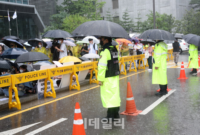 [포토] 비오는 옛 일본대사관 앞