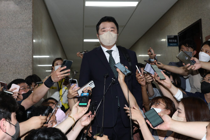 '이준석 성상납 의혹 무마'…경찰, 김철근 피의자 조사