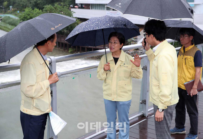 [포토] 불광천 점검하는 김미경 은평구청장