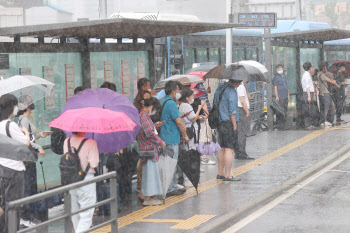 “출근길 우산 챙기세요”…7월 첫날도 장맛비