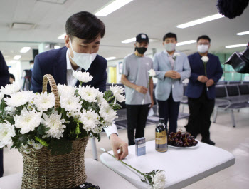 `北피살` 공무원 유족, 인천항서 위령제…與 "월북 근거, 직접 확인"